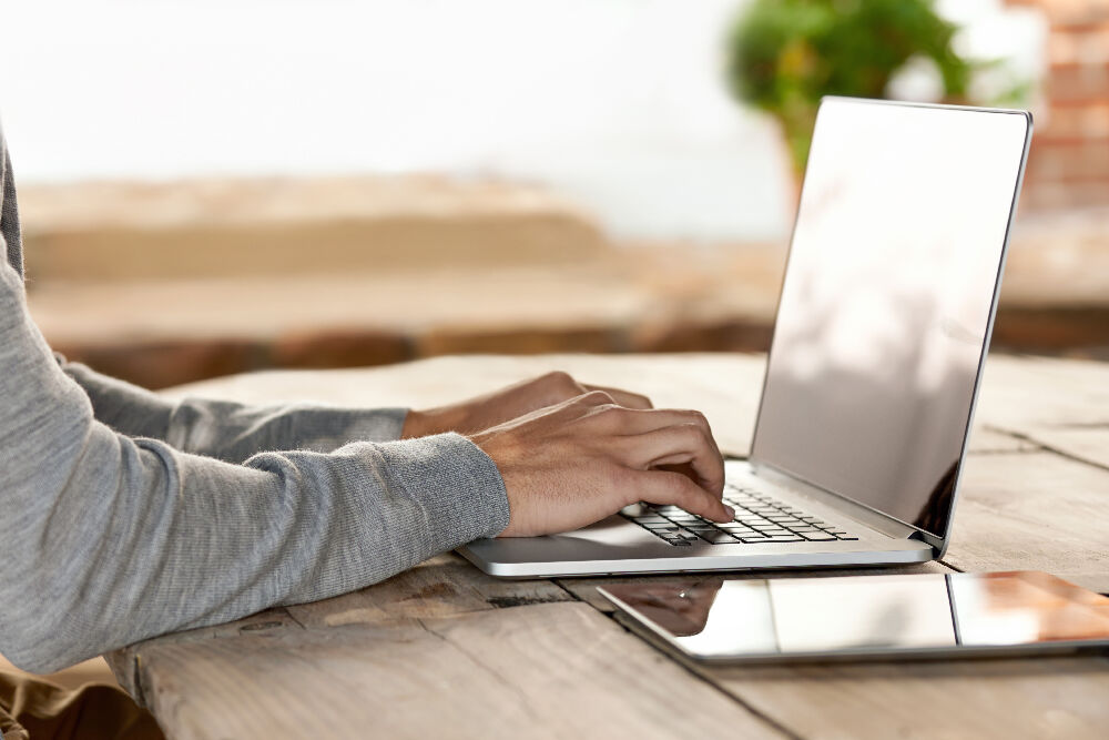 Arbeiten am Laptop. (Symbolfoto)