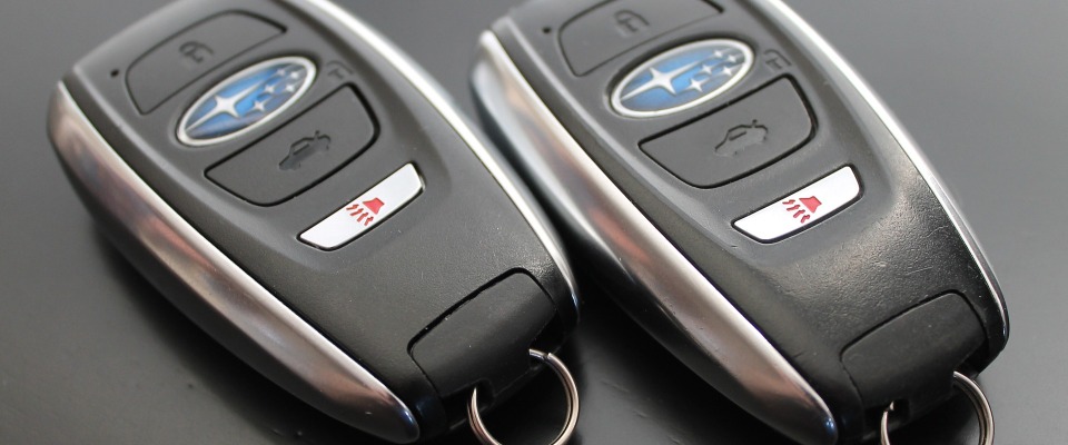 Autoschlüssel mit dem Logo von Subaru.