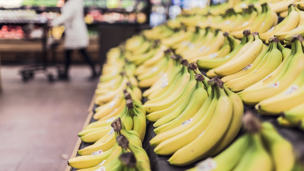 Bananen in der Auslage eines Supermarktes (Symbolbild).