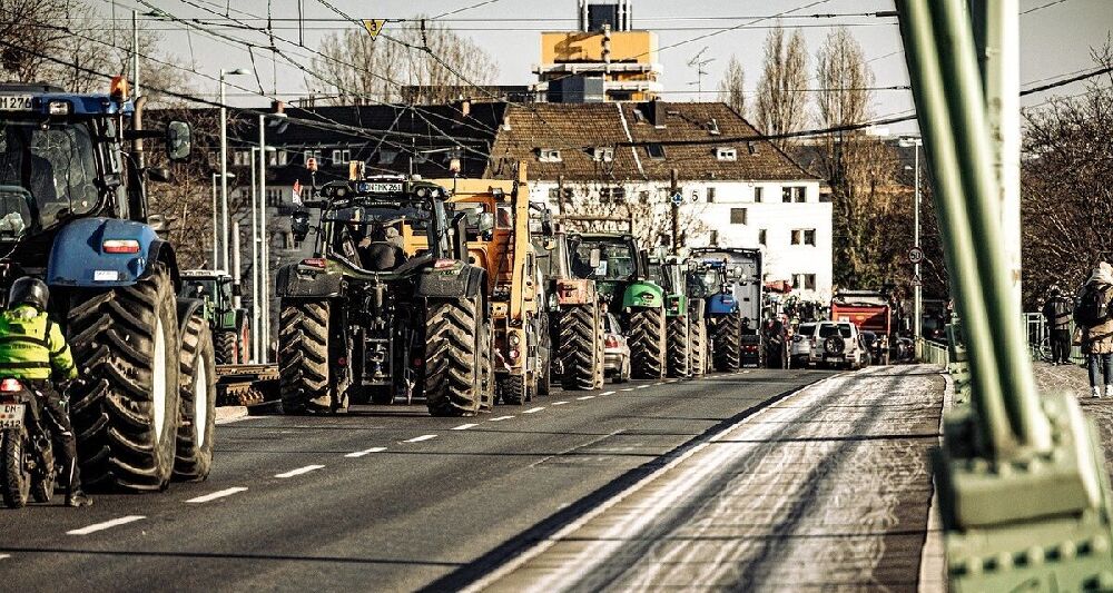 Eine Reihe Traktoren bei einem der Bauernproteste