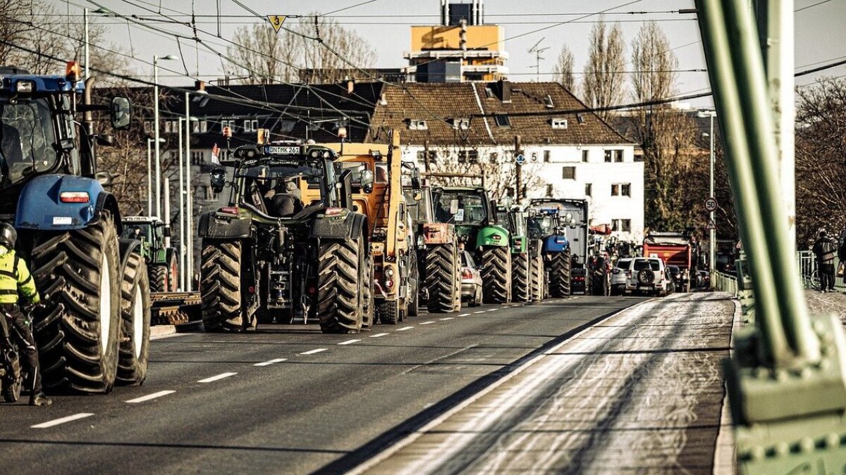 Eine Reihe Traktoren bei einem der Bauernproteste