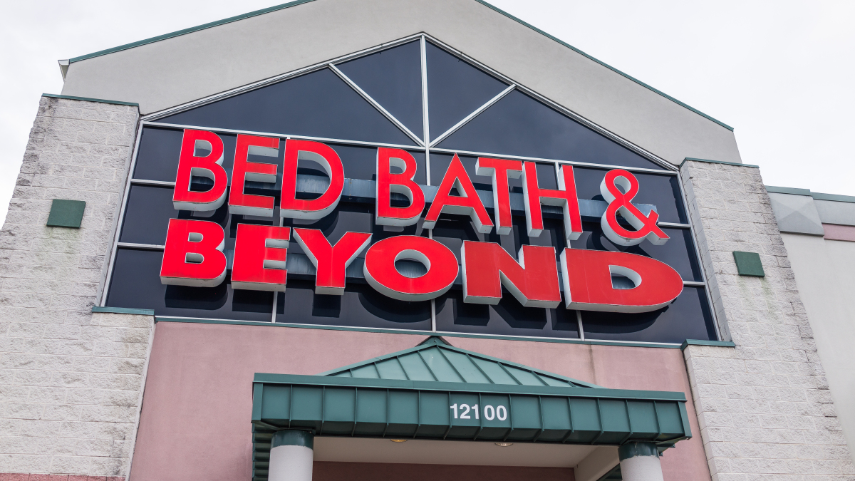 Das Firmenlogo von Bed Bath & Beyond auf dem Gebäude einer Einkaufsmeile. 