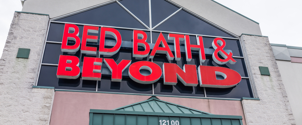 Das Firmenlogo von Bed Bath & Beyond auf dem Gebäude einer Einkaufsmeile. 