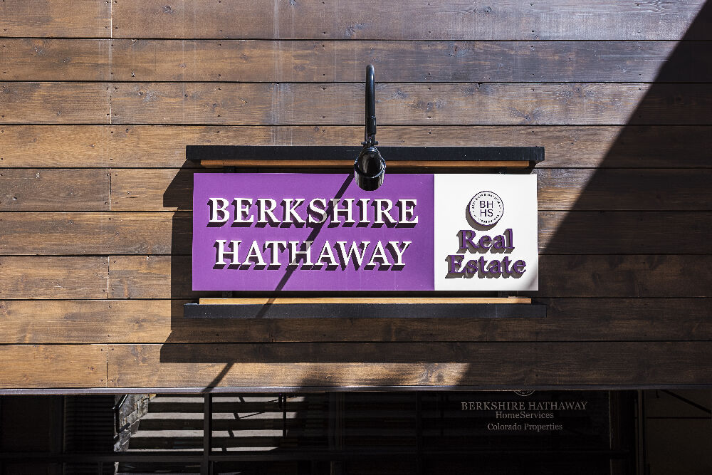 Ein Schild von Berkshire Hathaway Real Estate in Colorado. 