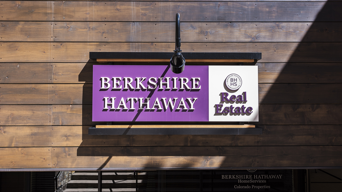 Ein Schild von Berkshire Hathaway Real Estate in Colorado. 