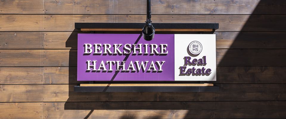 Ein Schild von Berkshire Hathaway Real Estate in Colorado. 
