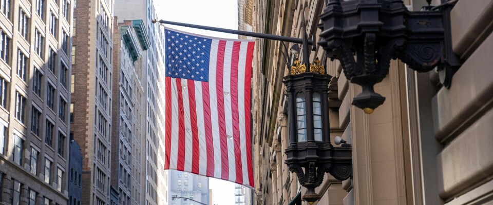 Blick auf eine wehende amerikanische Flagge in der Innenstadt von New York.