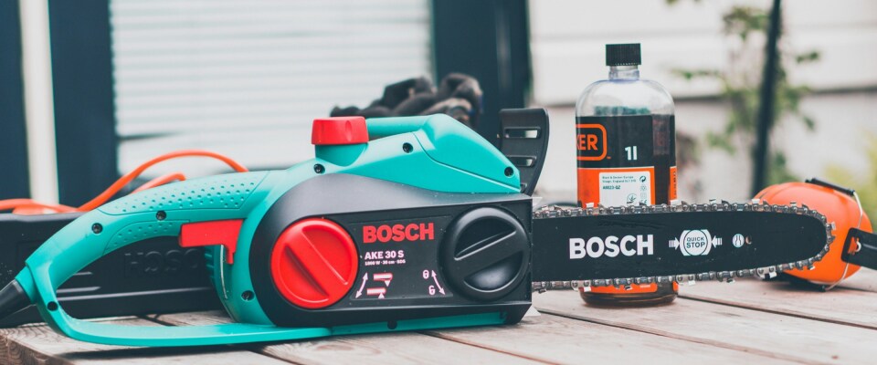 Bosch Kettensäge schwarz und blaugrün. 