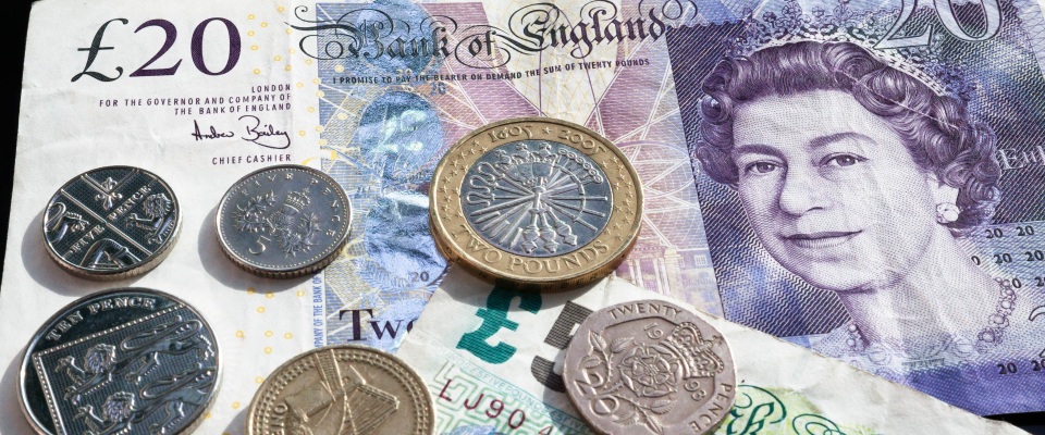 Britisches Pfund: Münzen und Banknoten.