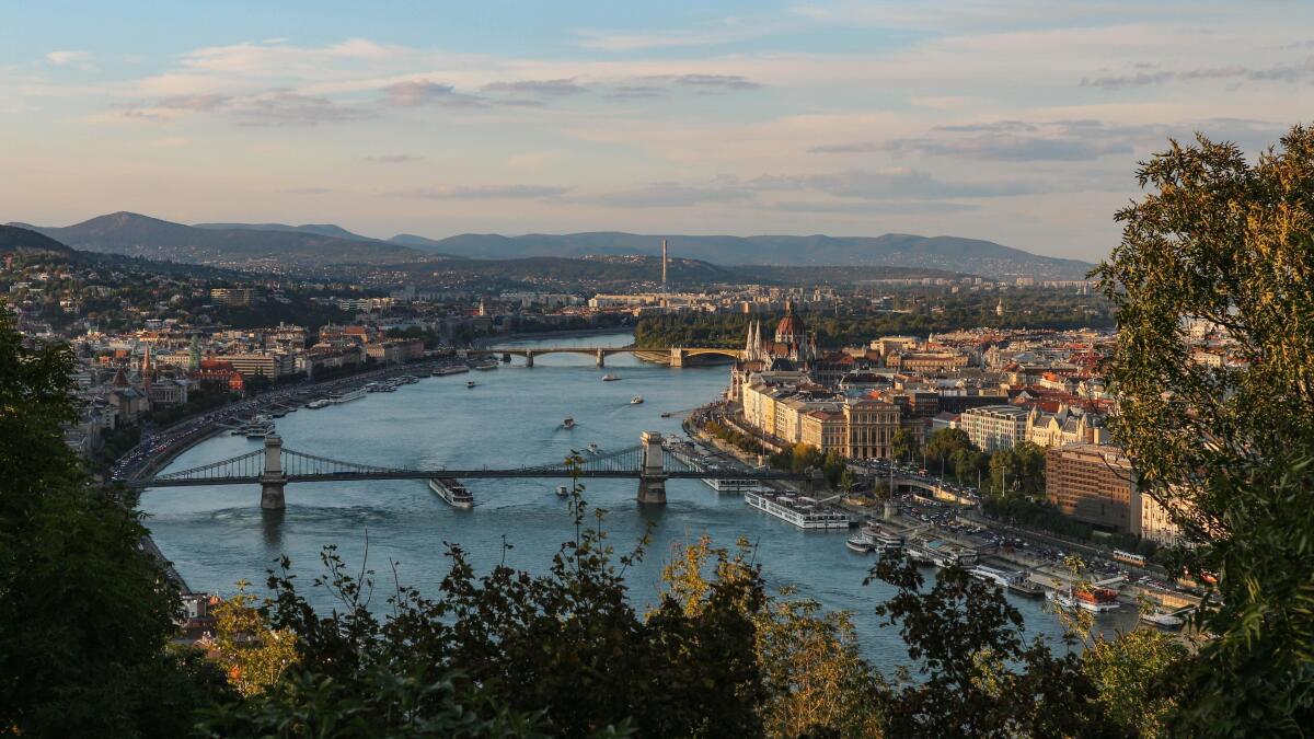Blick auf Budapest und die Donau bei Sonnenuntergang.