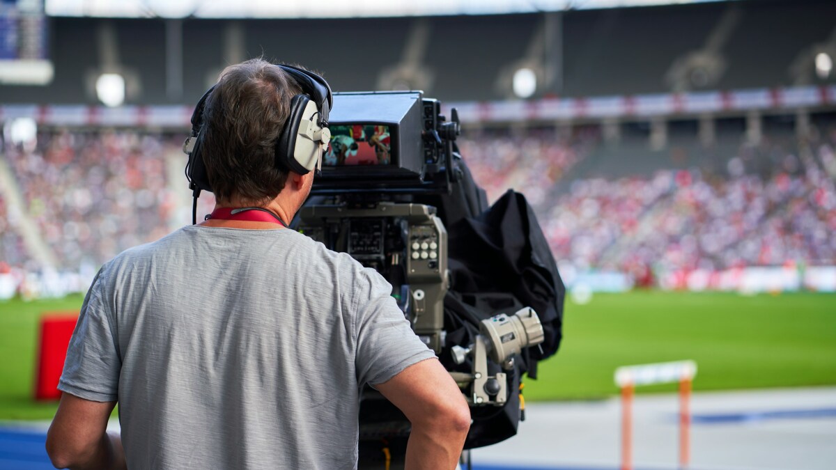 Ein Kameramann, der ein Sportevent für das Fernsehen aufzeichnet (Symbolbild)