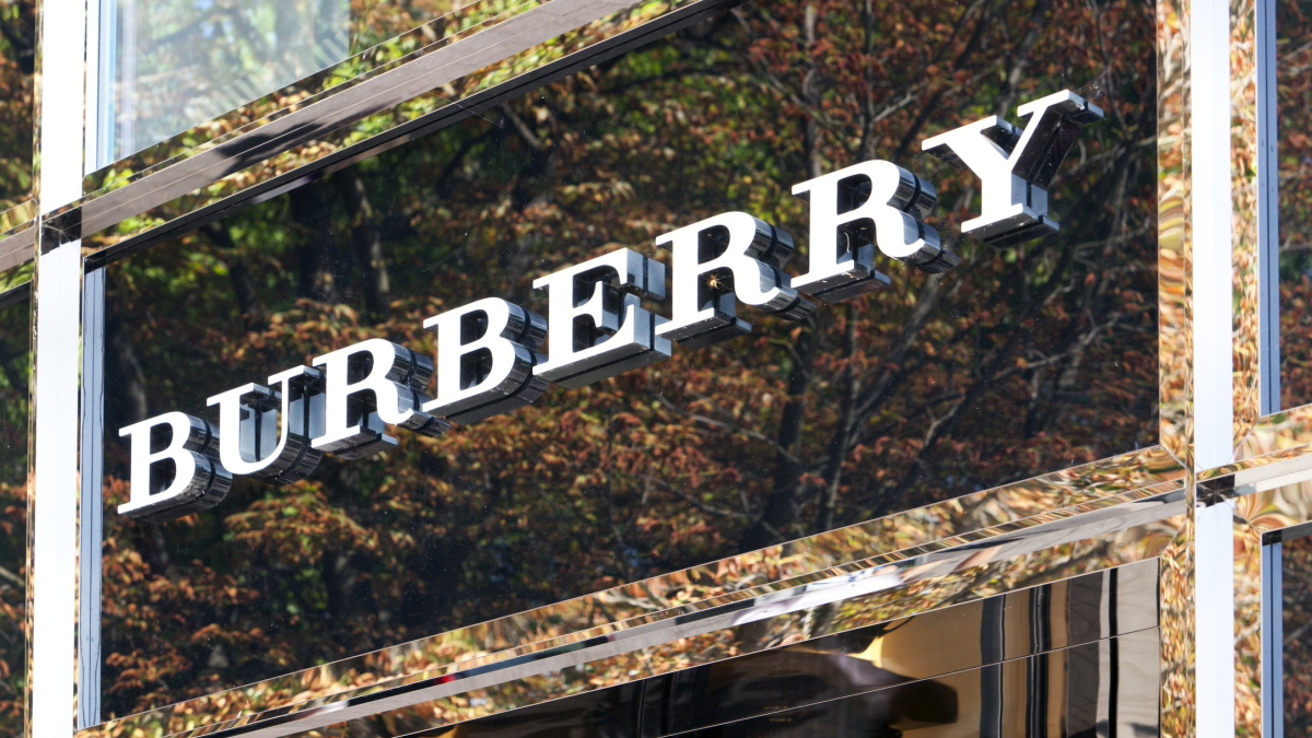 Burberry ist ein britisches Luxusmodehaus, bekannt für seine charakteristischen Karomuster und hochwertige Kleidung sowie Accessoires.