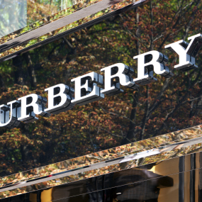Burberry ist ein britisches Luxusmodehaus, bekannt für seine charakteristischen Karomuster und hochwertige Kleidung sowie Accessoires.