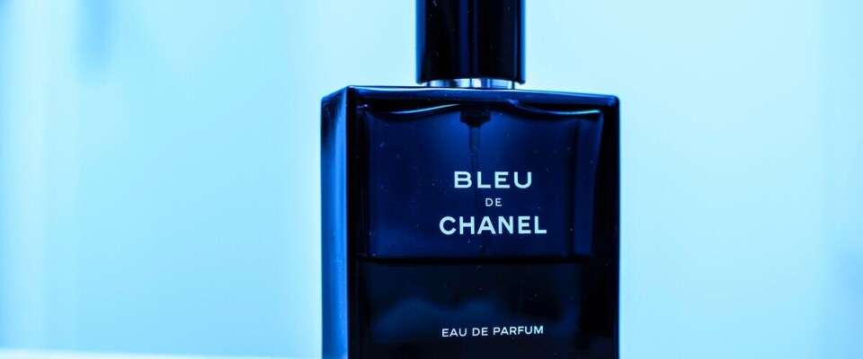 Bleu de Chanel ist ein ikonischer Herrenduft von Chanel, der eine frische und holzige Aromakomposition bietet.