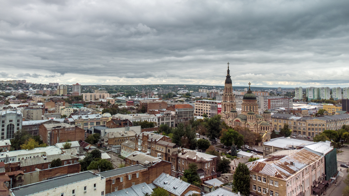 Stadtluftaufnahme auf herbstlichen alten Stadtdächern und der Kathedrale der Heiligen Verkündigung in Charkiw, Ukraine 2021