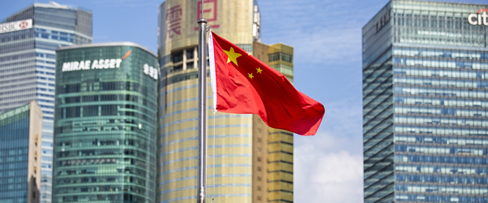 Chinesische Flagge vor Hochhäusern