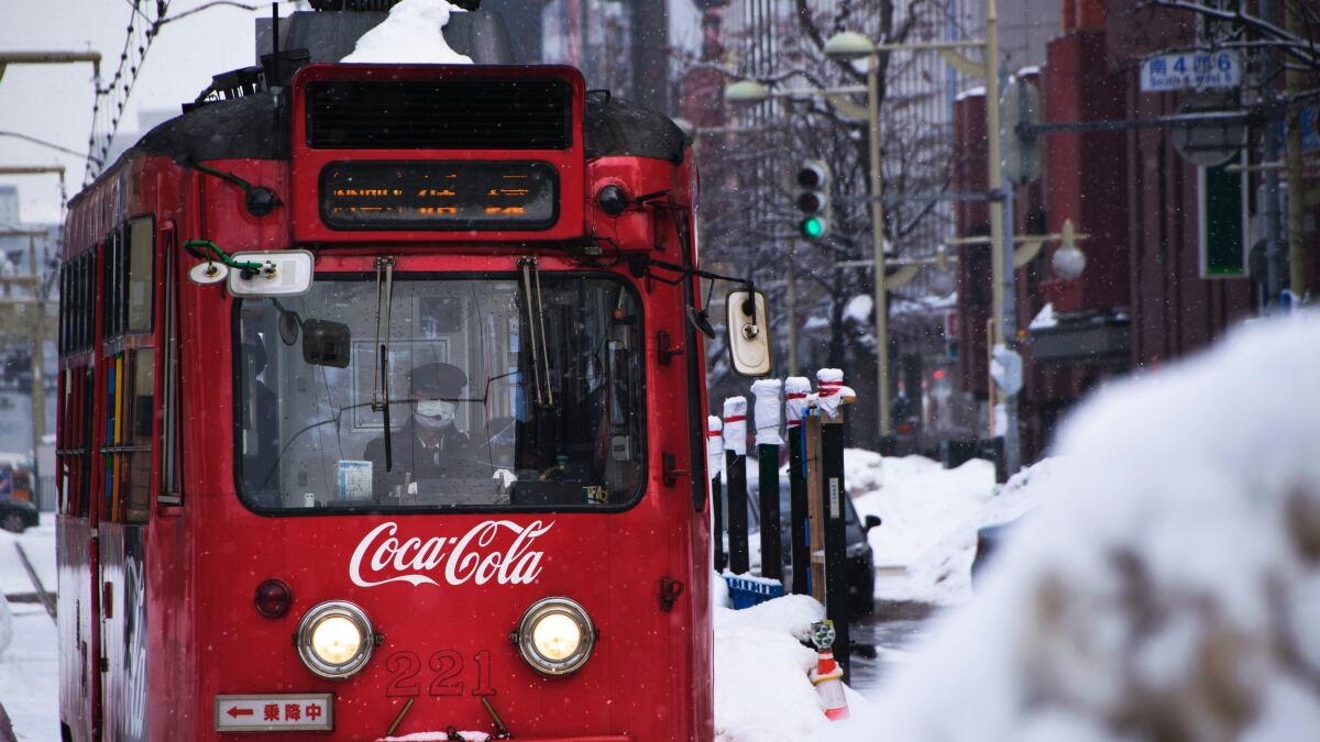 Coca-Cola-Werbung auf einer Straßenbahn.