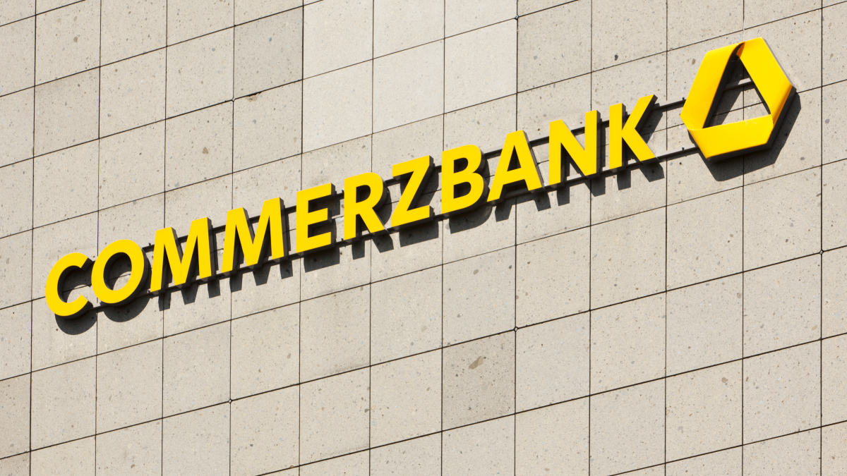 Logo der Commerzbank an einer Wand.
