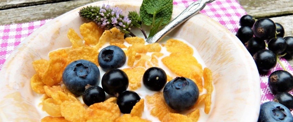 Cornflakes mit Milch und Früchten (Symbolbild).