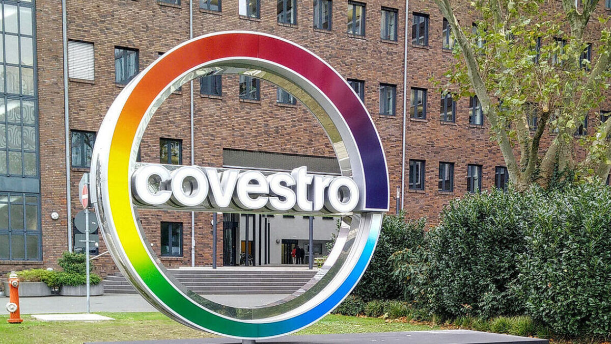 Logo der Covestro AG vor der Konzernzentrale in Leverkusen