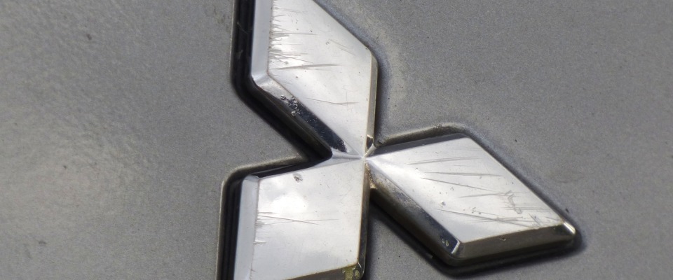 Das Emblem auf einem Mitsubishi-Auto.