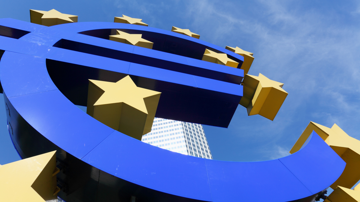 Das Euro-Zeichen vor dem Gebäude der EZB.