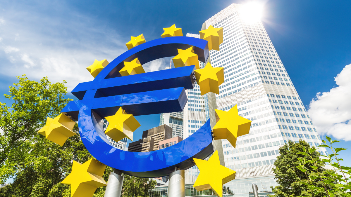 Das Euro-Zeichen vor der EZB in Frankfurt.