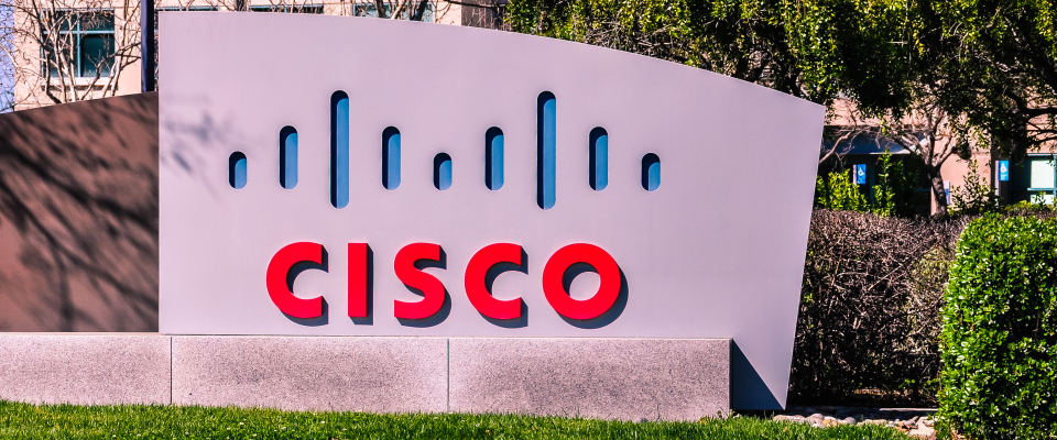 Das Firmenschild von Cisco vor der Unternehmenszentrale in Kalifornien, USA.