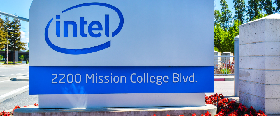 Das Firmenschild von Intel vor dem Eingang der Zentrale in Santa Clara, Kalifornien.