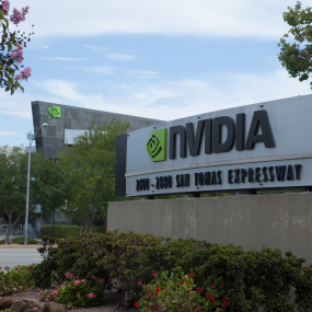Das Firmenschild von Nvidia vor der Zentrale in Santa Clara, Kalifornien.