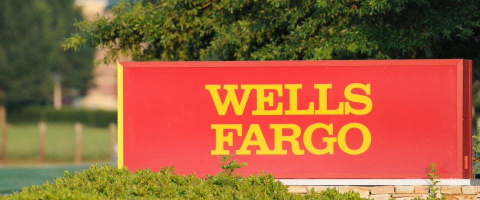 Das Firmenschild von Wells Fargo in Alabama, USA.