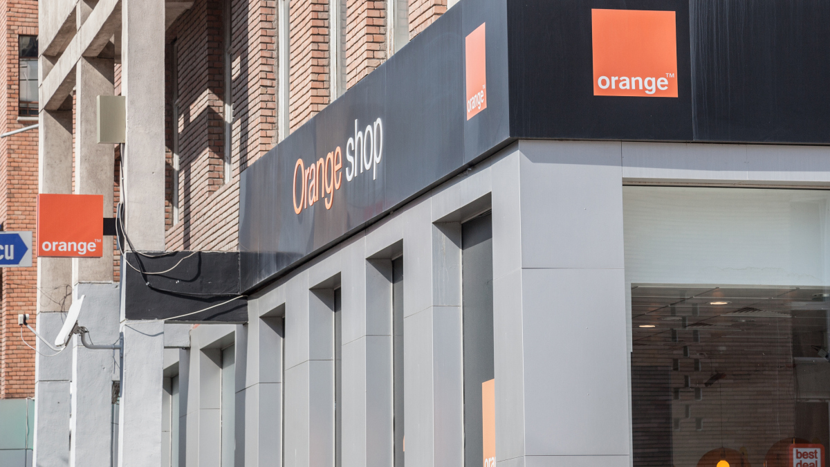 Das Logo an einem Shop von Orange.