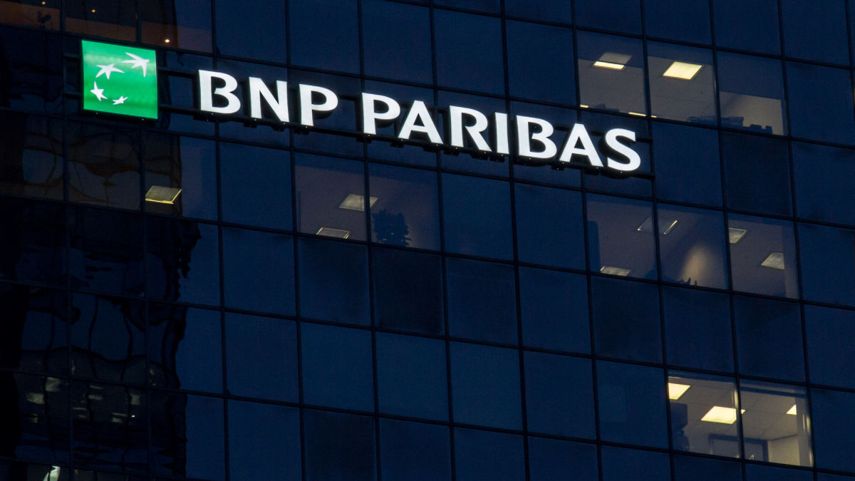 Das Logo der BNP Paribas an einem Gebäude der Bank.