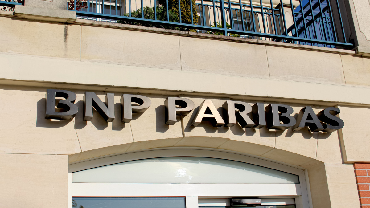 Das Logo der BNP Paribas an einer Filiale in Frankreich.