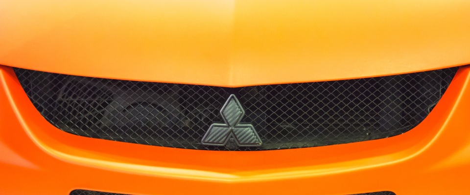 Das Logo der Marke Mitsubishi.