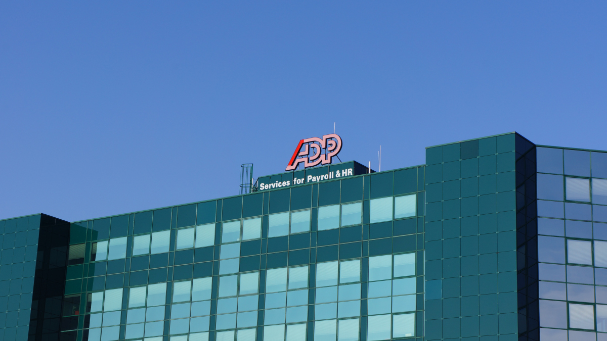 Das Logo von ADP auf einem Gebäude der Firma in Rotterdam, Niederlande.