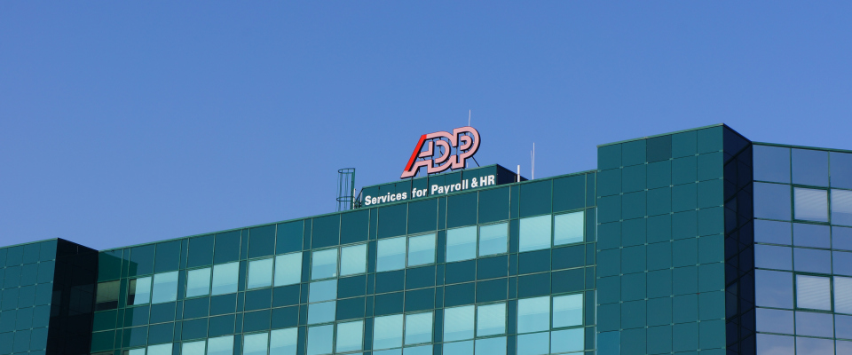 Das Logo von ADP auf einem Gebäude der Firma in Rotterdam, Niederlande.