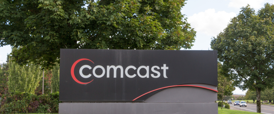 Das Logo von Comcast auf einem Firmenschild.