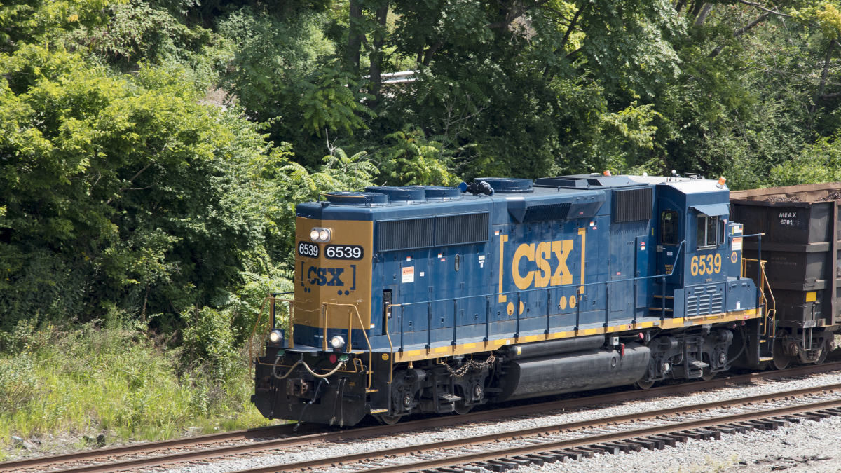 Das Logo von CSX auf einer Lokomotive.