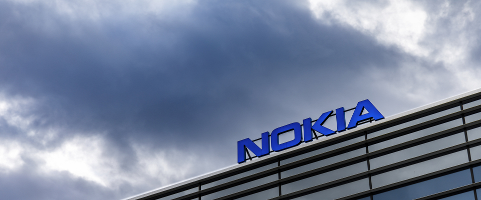 Das Logo von Nokia auf einem Gebäude in Finnland.