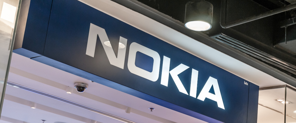 Das Logo von Nokia vor einem Geschäft.