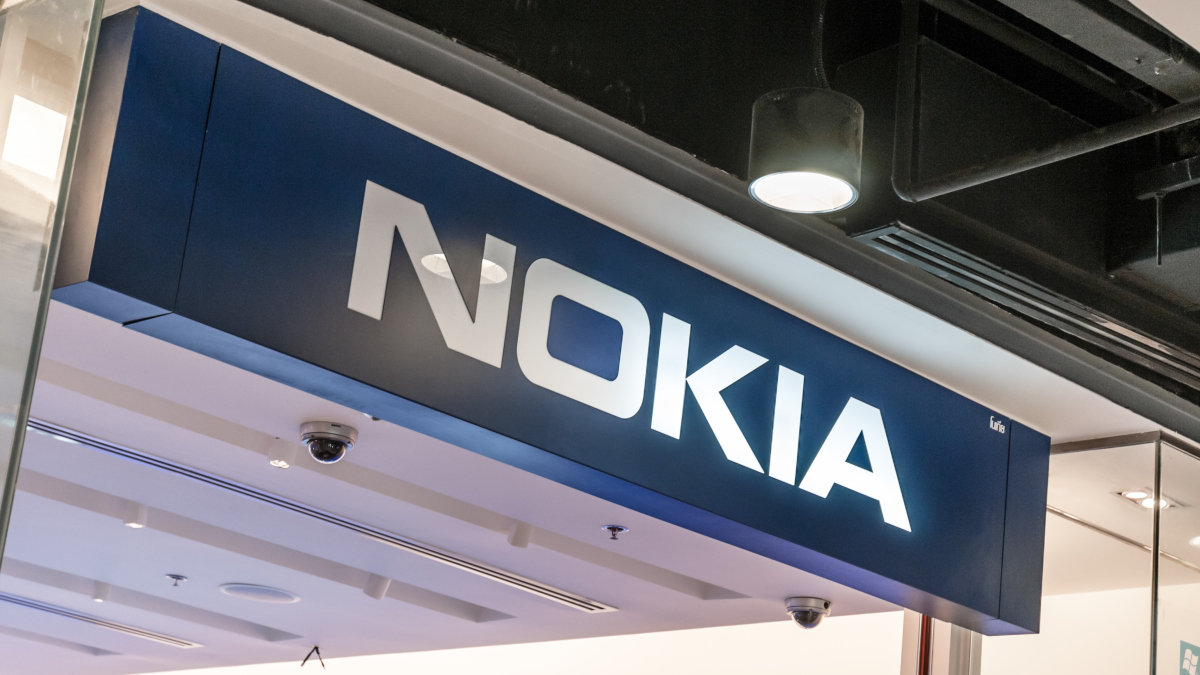 Das Logo von Nokia vor einem Geschäft.