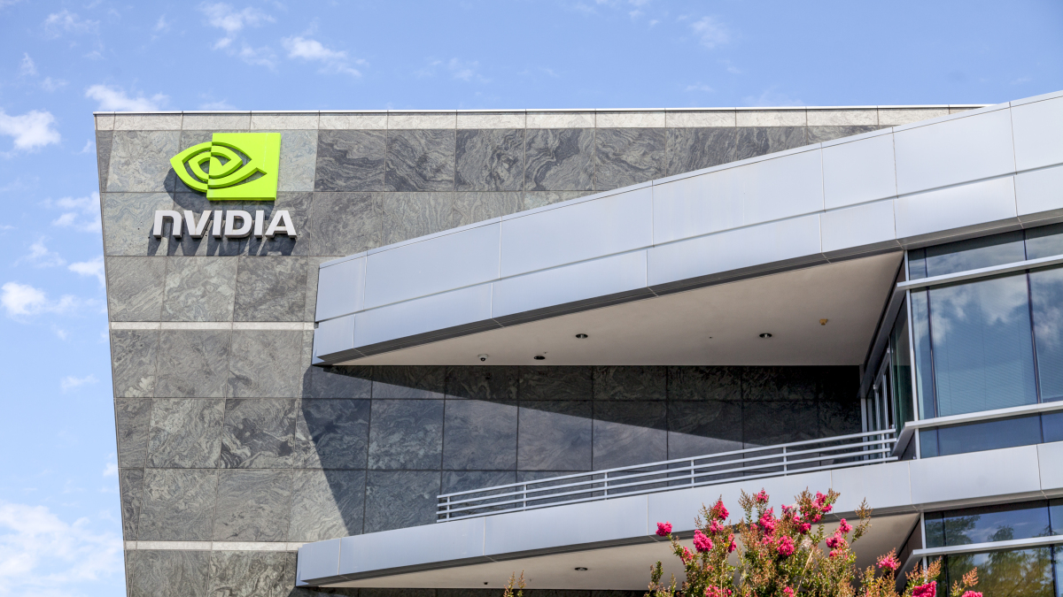 Das Logo von Nvidia am Gebäude der Zentrale in Santa Clara, Kalifornien.