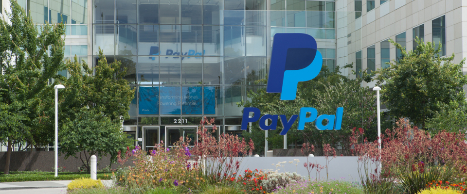 Das Logo von Paypal vor der Zentrale.