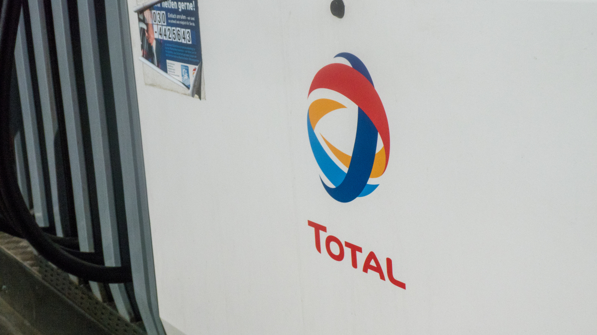 Das Logo von Total an einer Tankstelle.
