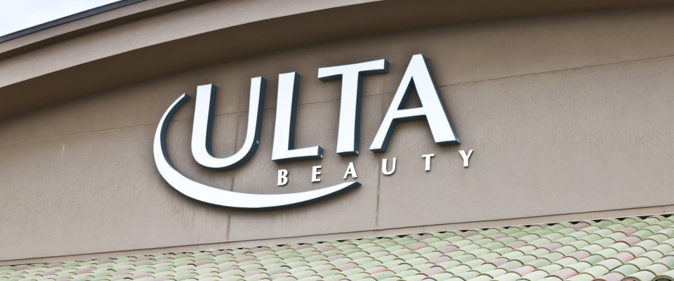 Das Logo von Ulta Beauty über einem Geschäft in den USA.