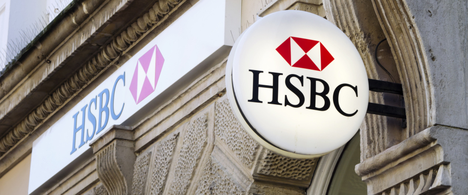 Das Schild der HSBC an einem Bankgebäude.