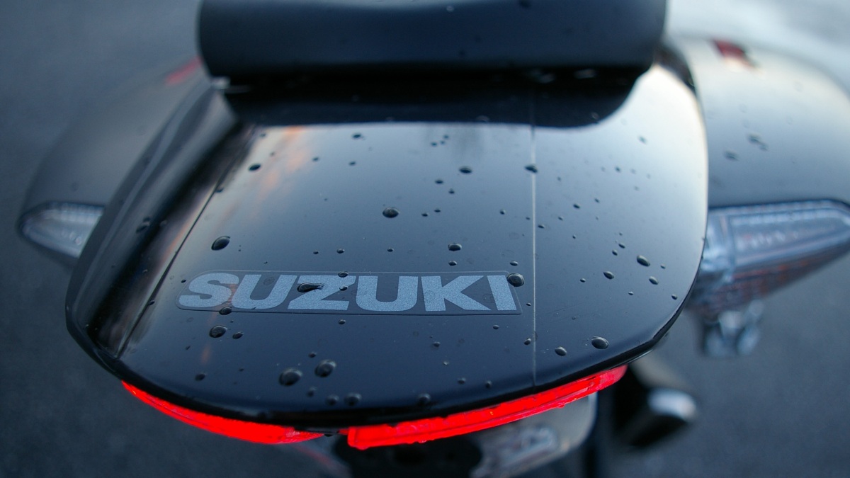 Das Suzuki-Logo auf einem Roller.