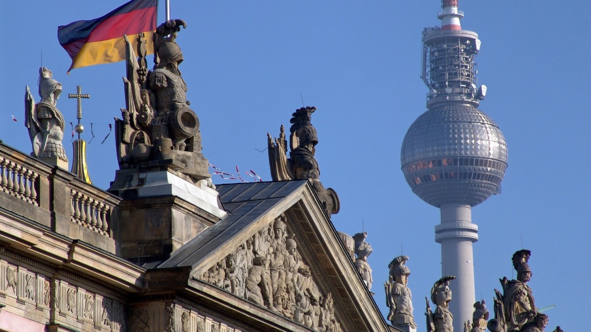 Der Berliner Fernsehturm ist hinter dem Reichstag zu sehen.