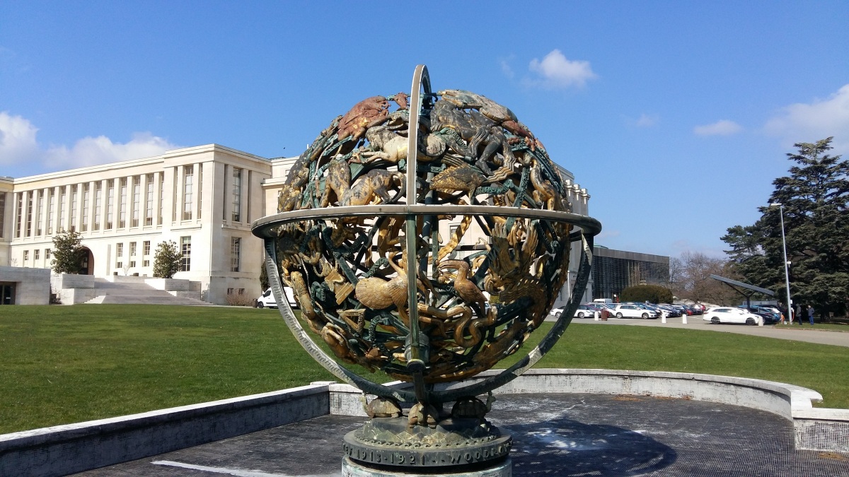 Der Himmelsglobus vorm Völkerbundpalast in Genf, dem europäischen Hauptsitz der Vereinten Nationen.